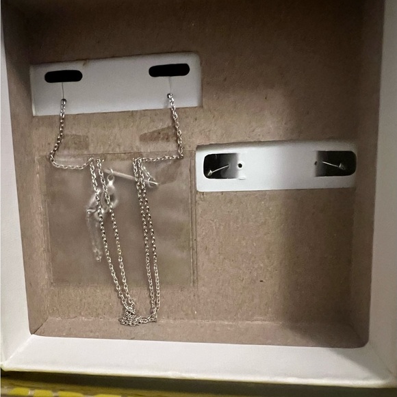 Brand new!! Kendra Scott  GFT SET a pair of earrings hoops and a necklace - Picture 6 of 8